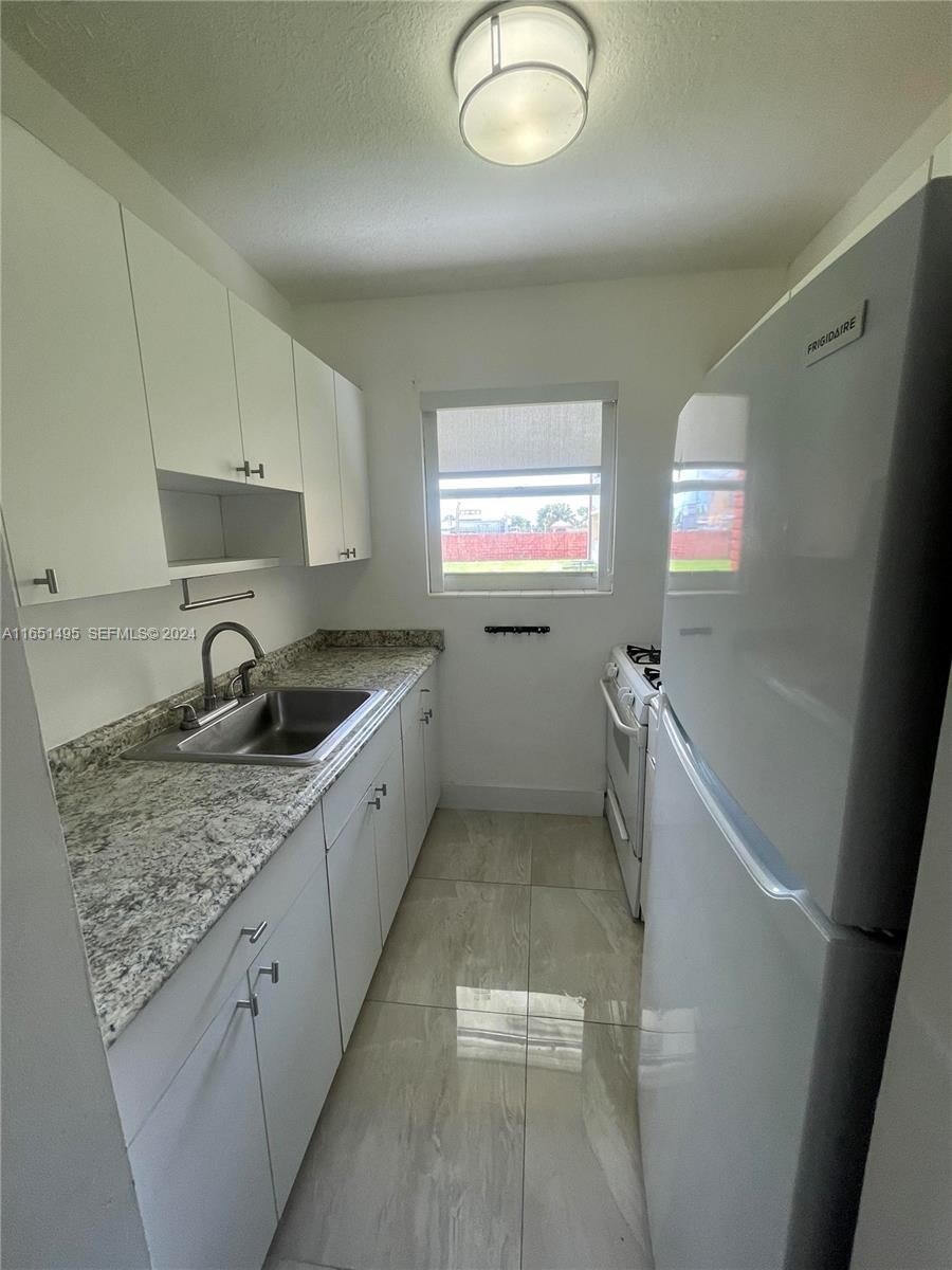 Building Photo - 1255 W 49th St