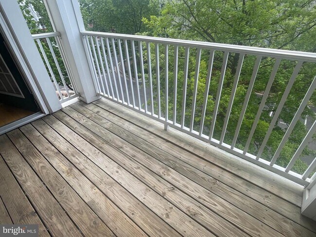 Building Photo - 4950 Brenman Park Dr