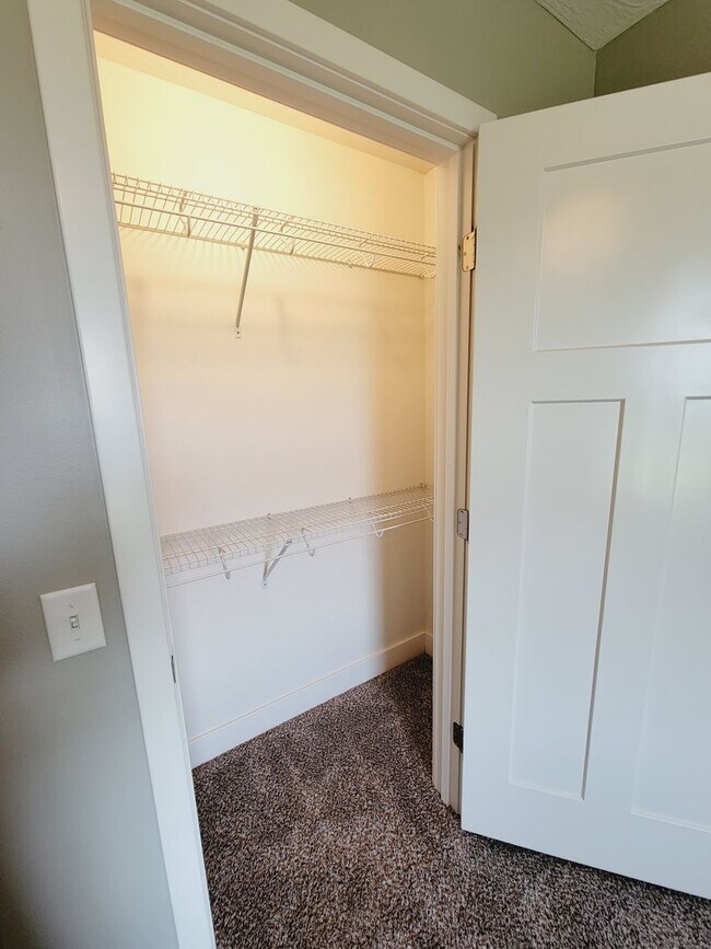 Building Photo - Luxuary in River Pointe Subdivision - Ozark!
