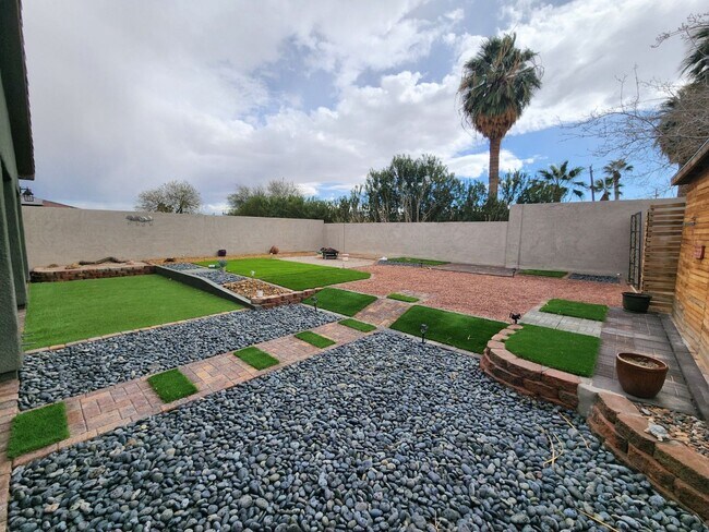 Building Photo - Single Story with Casita