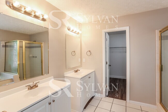 Building Photo - Spacious 4 bedroom colonial available now!