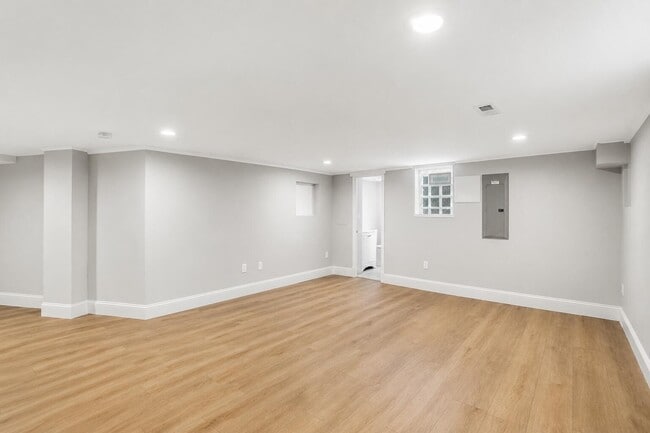 Building Photo - 4515 N Lake Dr