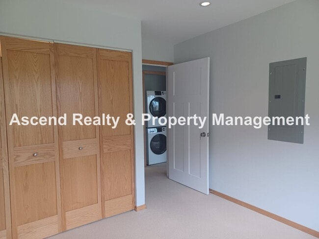 Building Photo - Stunning Views! 2 Level Condo Minutes to Downtown & PSU Incl Water/Sewer/Garbage & Parking