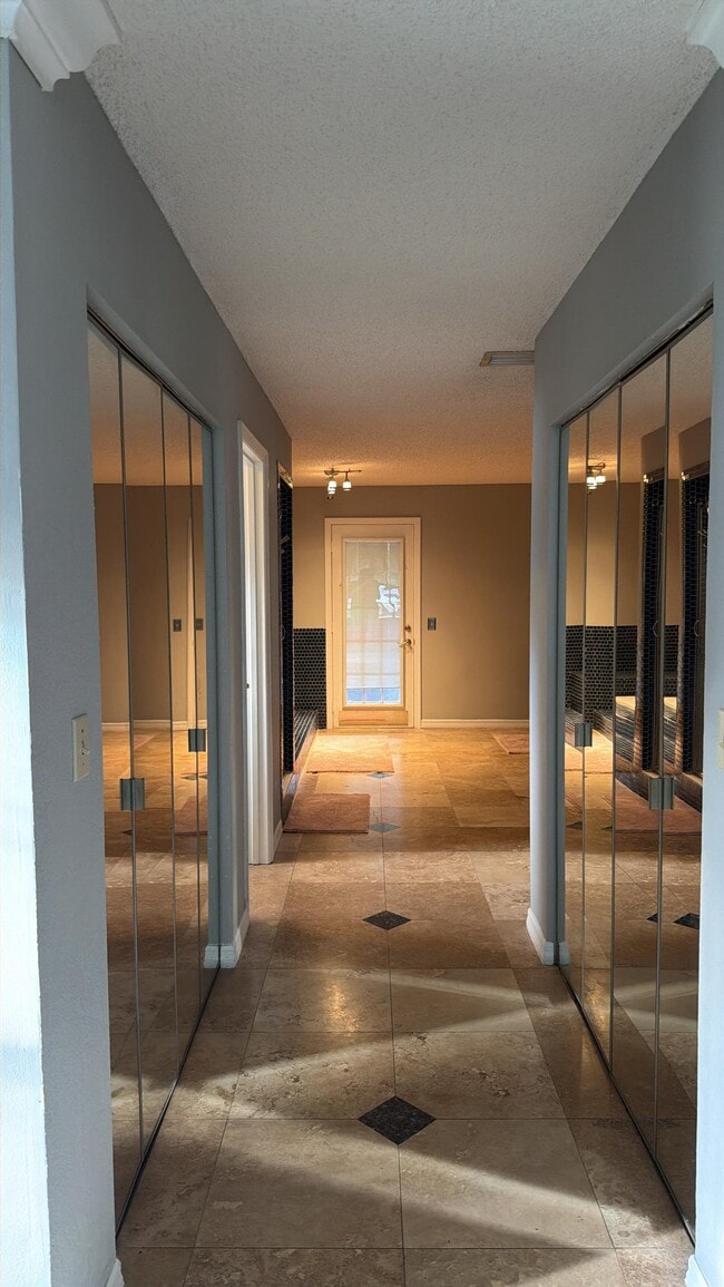 Building Photo - 1102 Sugartree Dr S