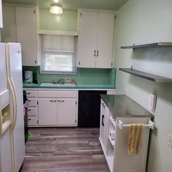 Building Photo - 731 W Maple Ave