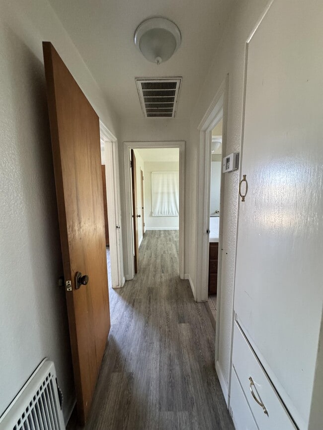 Building Photo - 4133 Kenmore Dr S