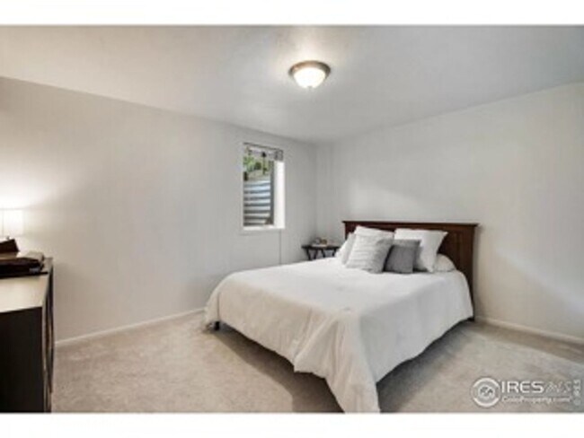 Building Photo - Recently Renovated and Updated 5 BR Townho...