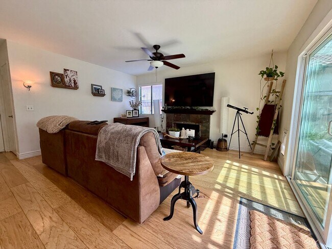 Building Photo - Luxury and Spacious Townhouse with Large Fenced Yard! Double Car Garage!