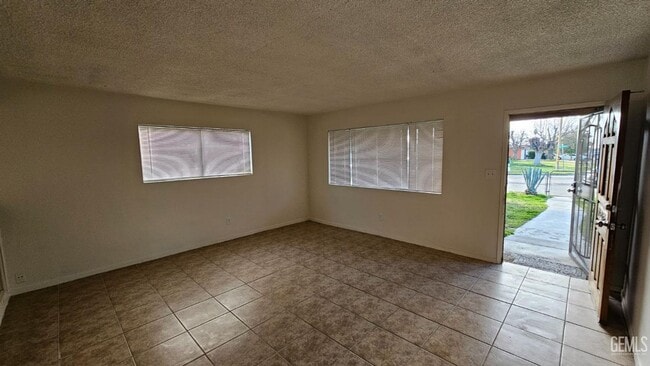 Building Photo - South Bakersfield Home for Lease 3 Bed 1.7...