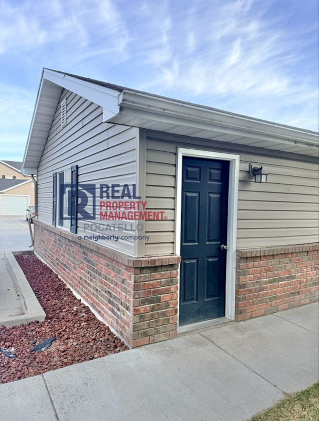 Building Photo - 3 Bed 1.5 Basth townhouse - 1 car garage