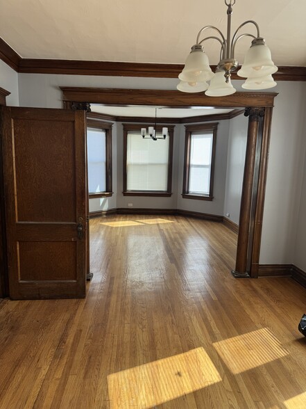 Spacious family room - 6810 S Calumet Ave