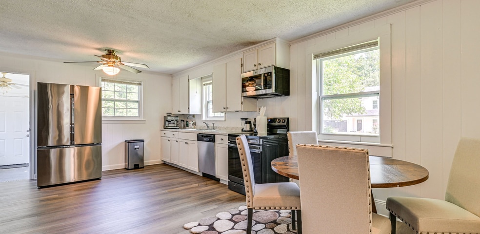 Building Photo - Room in House on Austin Dr