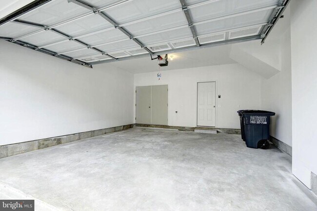 Building Photo - 42932 Running Creek Square