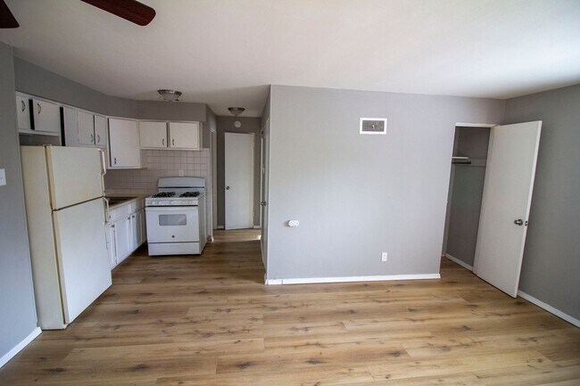 Building Photo - 3639 Blaine Ave