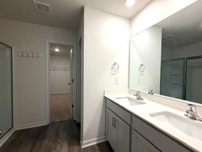 Building Photo - 526 Leven Dr