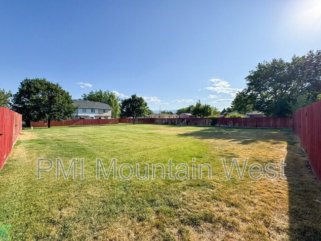 Building Photo - 446 E Parkside Cir
