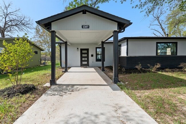 Building Photo - 1307 Yorkshire Dr
