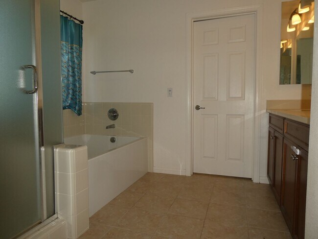 Building Photo - 3 Bedroom Ivy Lane Community Home in Moorp...