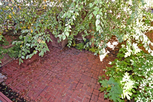 Building Photo - 601 G St SW