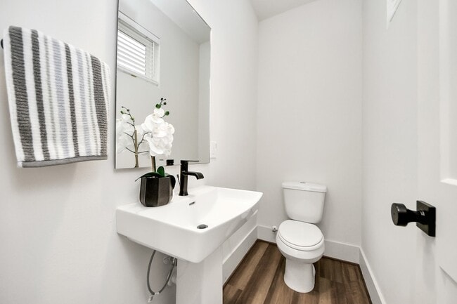 Building Photo - 879 Rachel St