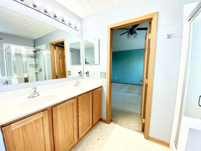 Building Photo - 129 Sapphire Ice Dr
