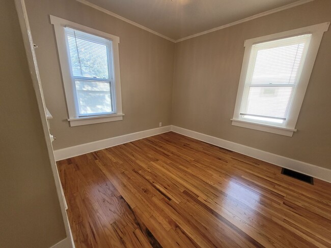 Building Photo - Two bedroom home, beautiful hardwood floors!