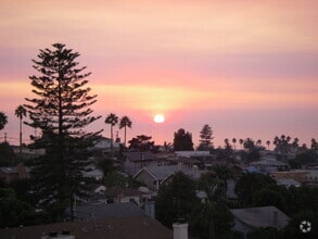 Building Photo - Upper Unit with Ocean View In OB - Complet...