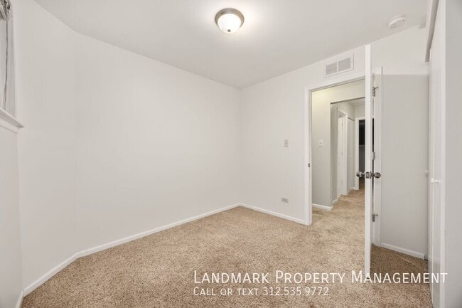 Building Photo - 824 S May St