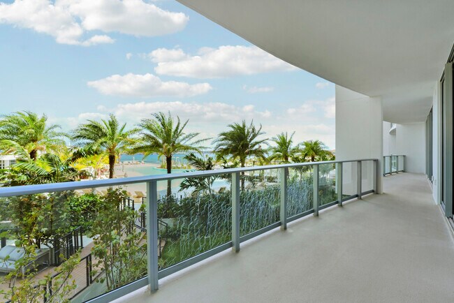 Building Photo - 220 Lake Shore Dr