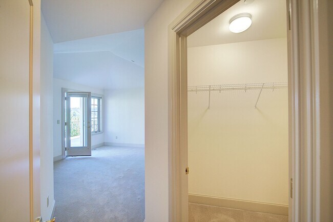 Building Photo - 4bd/4ba Kirkland House