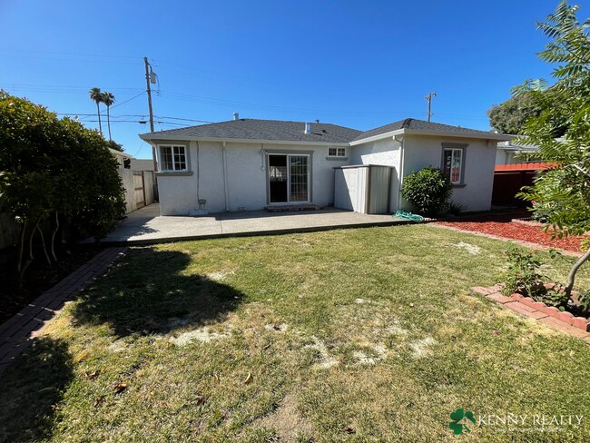 Building Photo - 3 Bedroom Home in Hayward