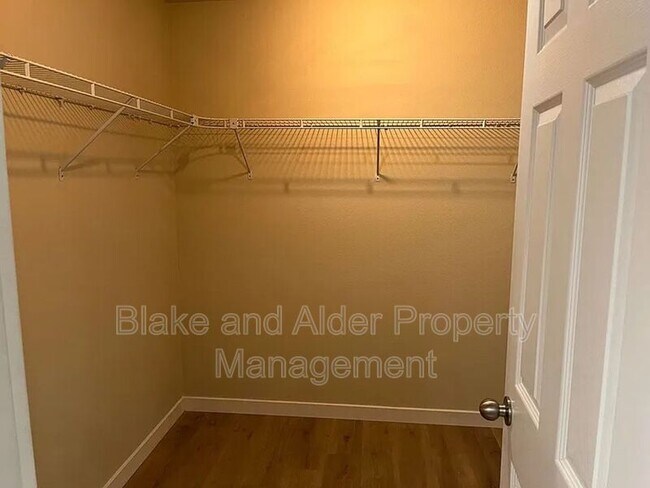 Building Photo - 3624 E Oak Grv St