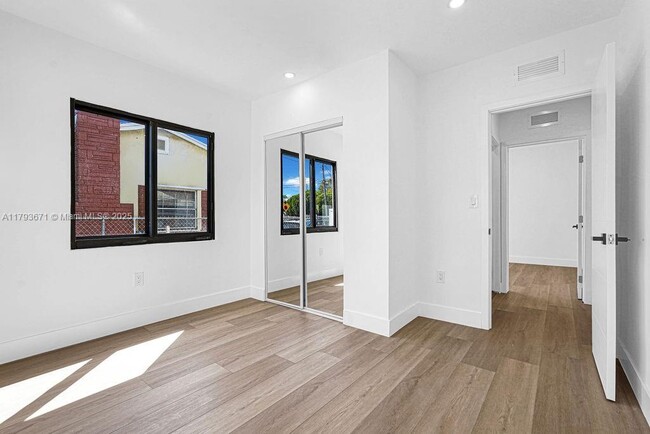Building Photo - 3040 NW 13th Ave