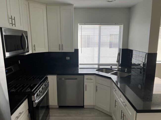 Building Photo - Spacious-Bright 3 Bedroom 2.5 Two story Bathroom Condo