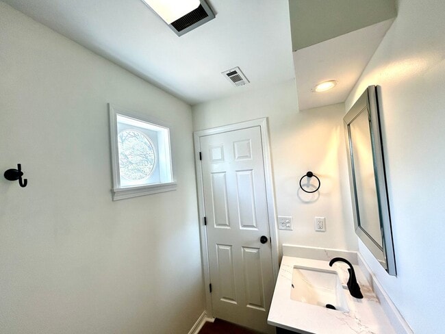 Building Photo - Well appointed 2 bed, 2.5 bath Townhouse Partial Utilities Included!