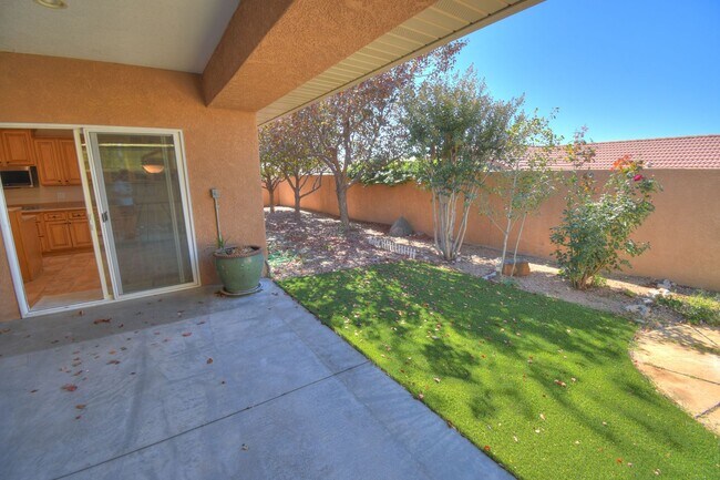 Building Photo - Beautiful NE Heights 3-4 Bedoom with Amazi...