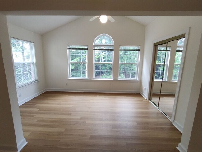 Building Photo - NEWLY RENOVATED 4 Bed/2 Bath with Communit...
