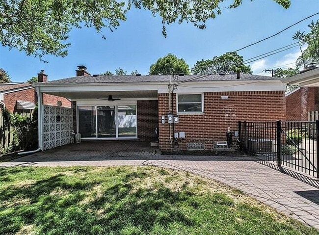 Building Photo - EXQUISITE Hillside Home