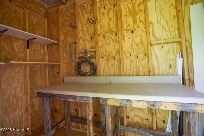 Building Photo - 102 Willow Creek Ln