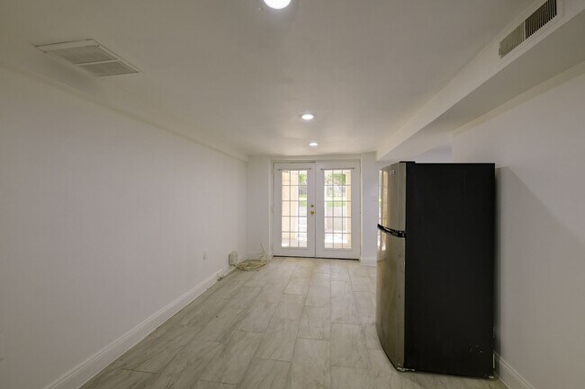 Building Photo - Charming & Renovated Petworth Rowhouse with Parking -  Available Now!