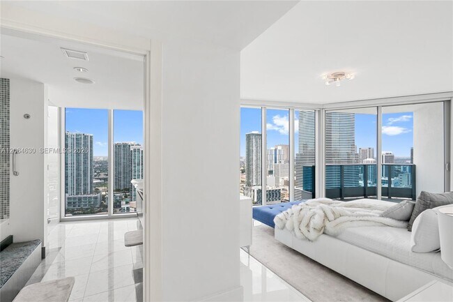 Building Photo - 200 Biscayne Blvd Way