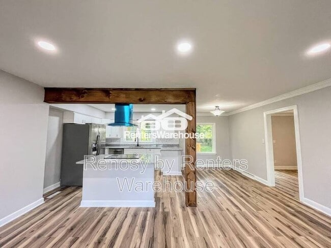 Building Photo - 5 Paddock Dr