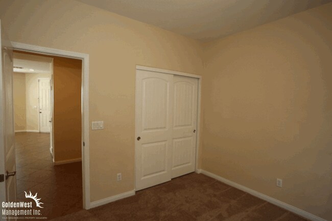 Building Photo - Gorgeous 3Bdm 2Ba Corner Lot Home in a Gat...