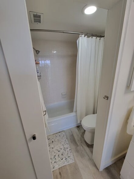 Building Photo - 618 Bird Bay Dr S