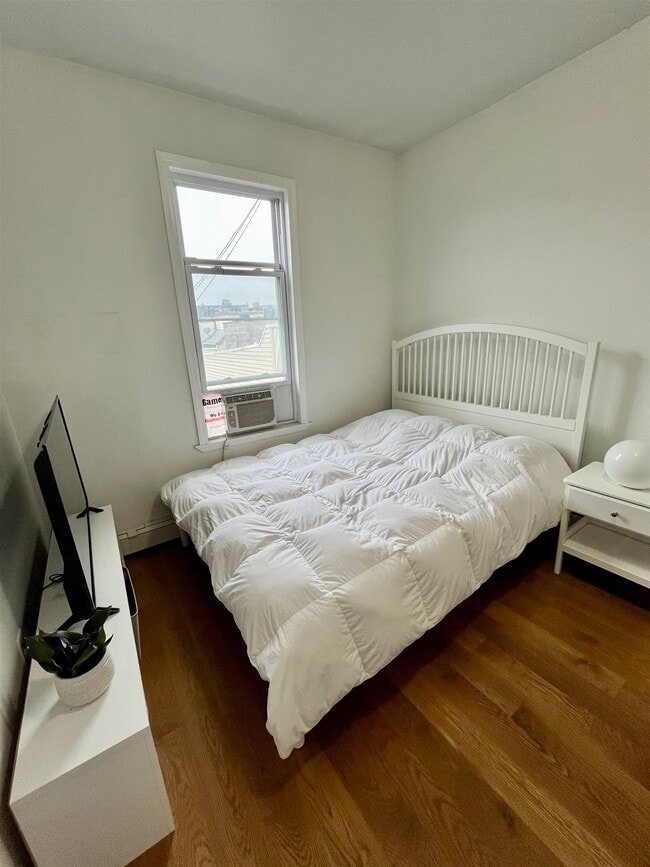 Building Photo - 414 41st St