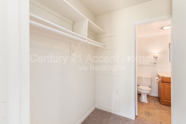 Building Photo - 5805 Royal Ridge Dr