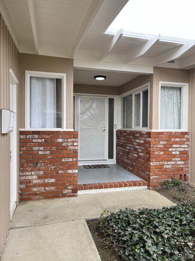 Building Photo - 886 Robin Ln