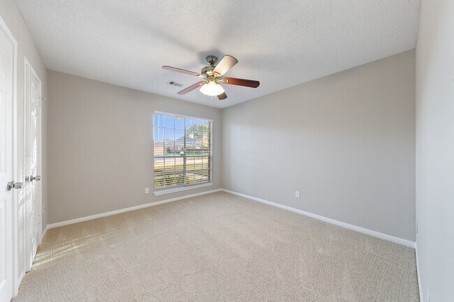 Building Photo - 802 Foxglove Dr