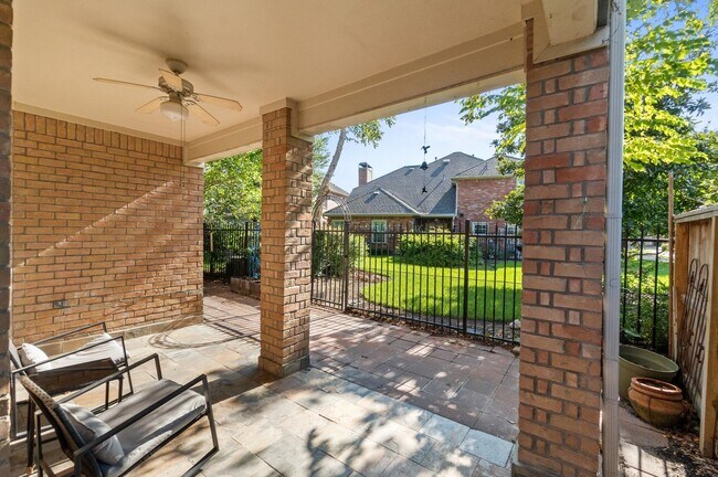 Building Photo - 1118 Enclave Square E
