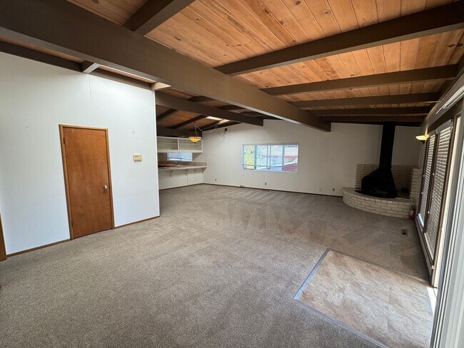 Building Photo - 611 Clubhouse Dr